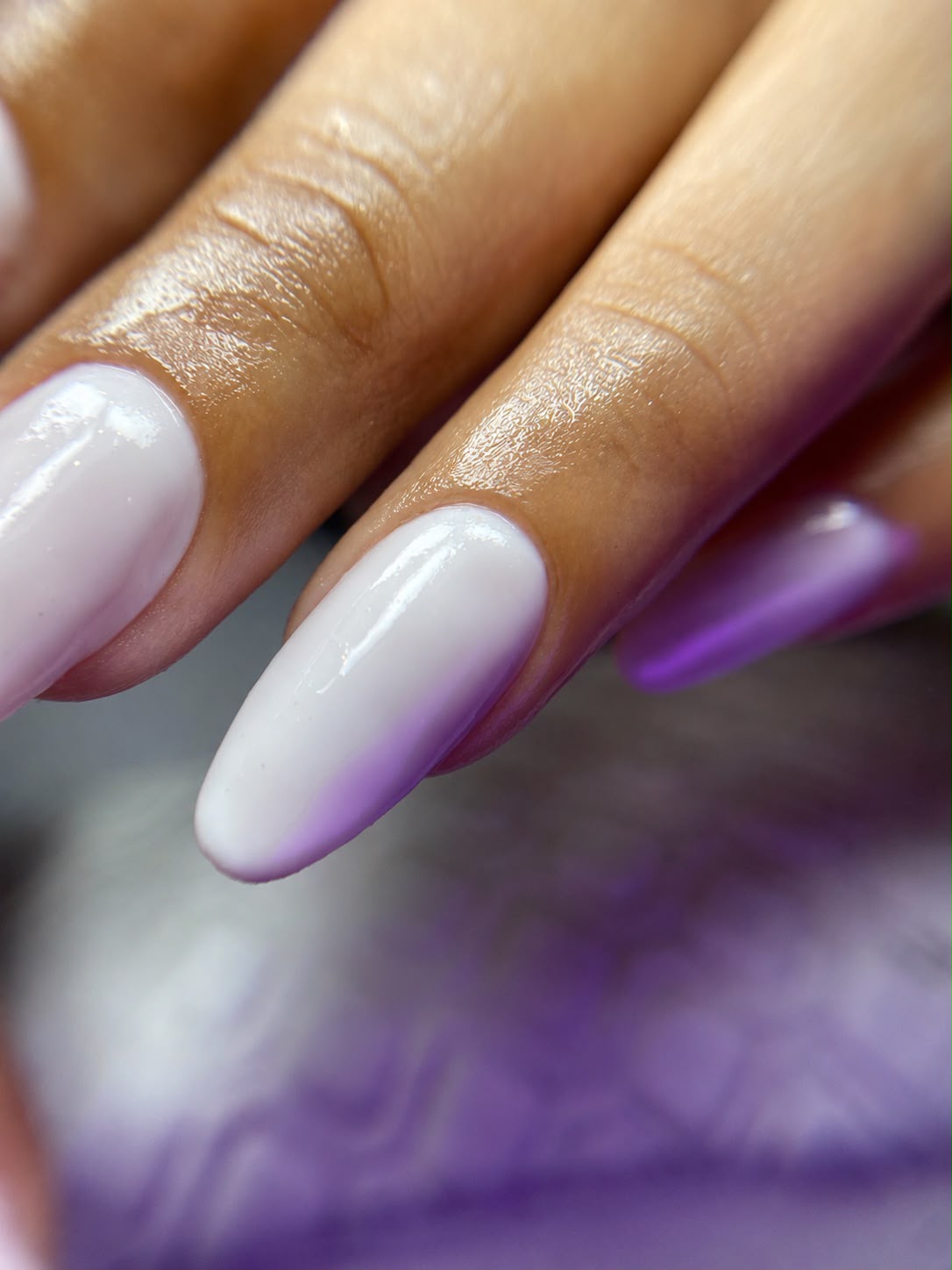 Unhas ovais com esmaltação branca leitosa